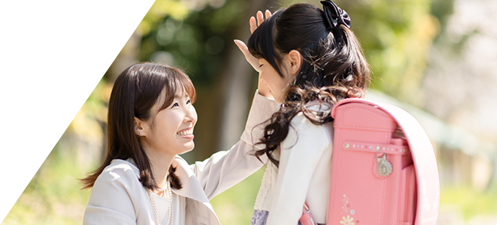 写真：親子（お母さんとランドセルを背負った女の子）