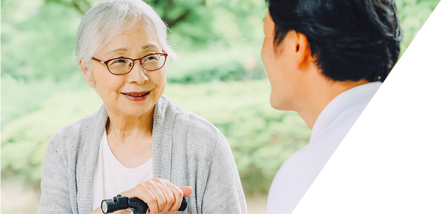 写真：高齢者の方と男性が話している様子