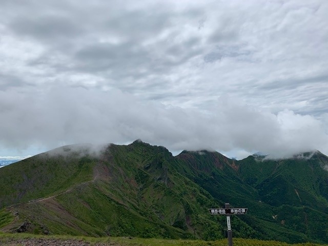 硫黄岳から見る赤岳.jpg