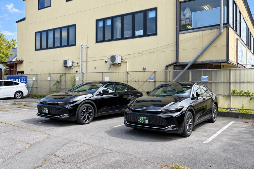 タクシー乗り場に停車する２台のアルピコタクシー