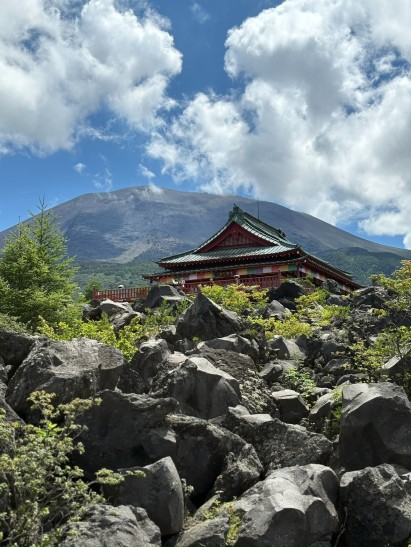 鬼押出し園の溶岩と浅間山観音堂、その背後にそびえる浅間山