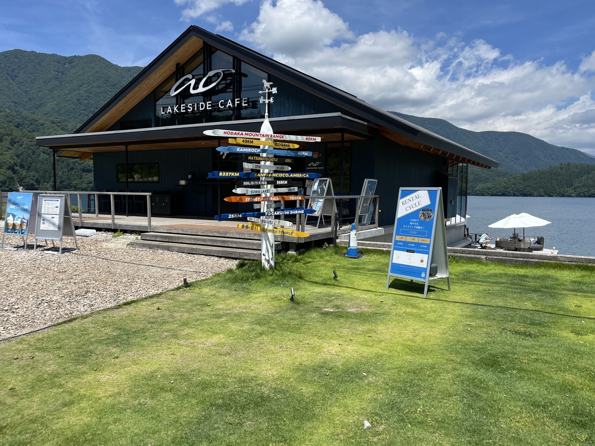 ao  LAKESIDE  CAFE
