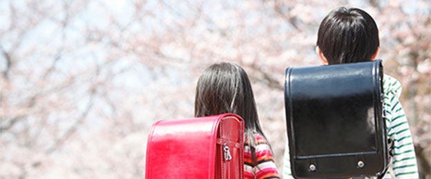 写真：ランドセルを背負ったお子様二人