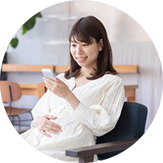 写真：スマホを触る 妊婦さん