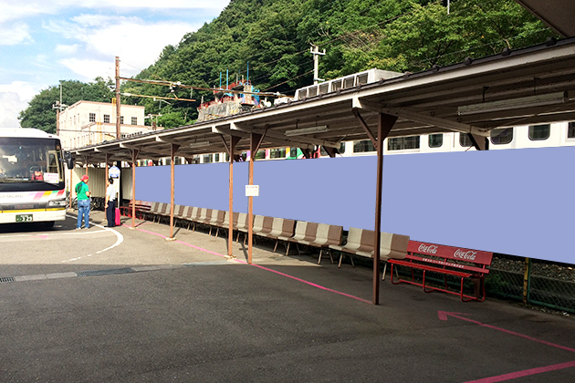 写真：バス待機所前屋外看板イメージ