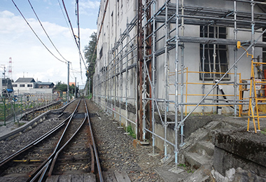 写真：線路へ接近しての作業について