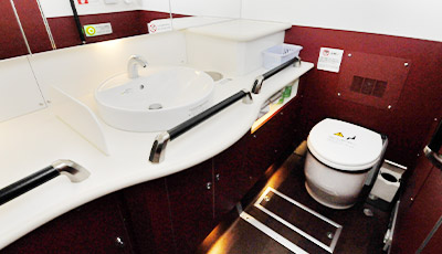 着替えも化粧もできる広々パウダールーム