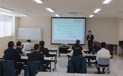 平均車齢4.9年のきれいなバス